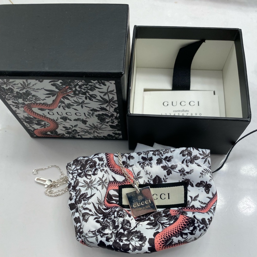 Gucci: Sterling silver Logo necklace